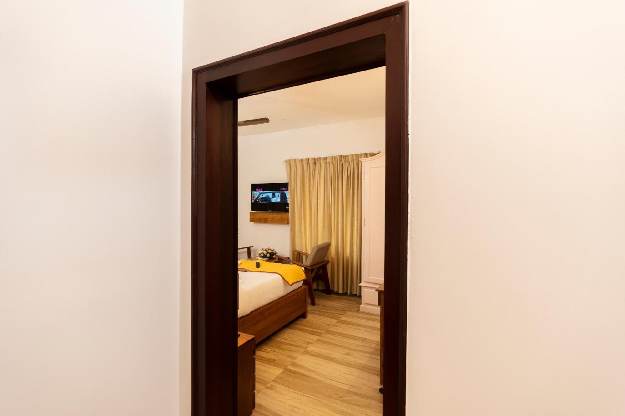 Solo Inn By Hawk Hospitality Kochi Extérieur photo
