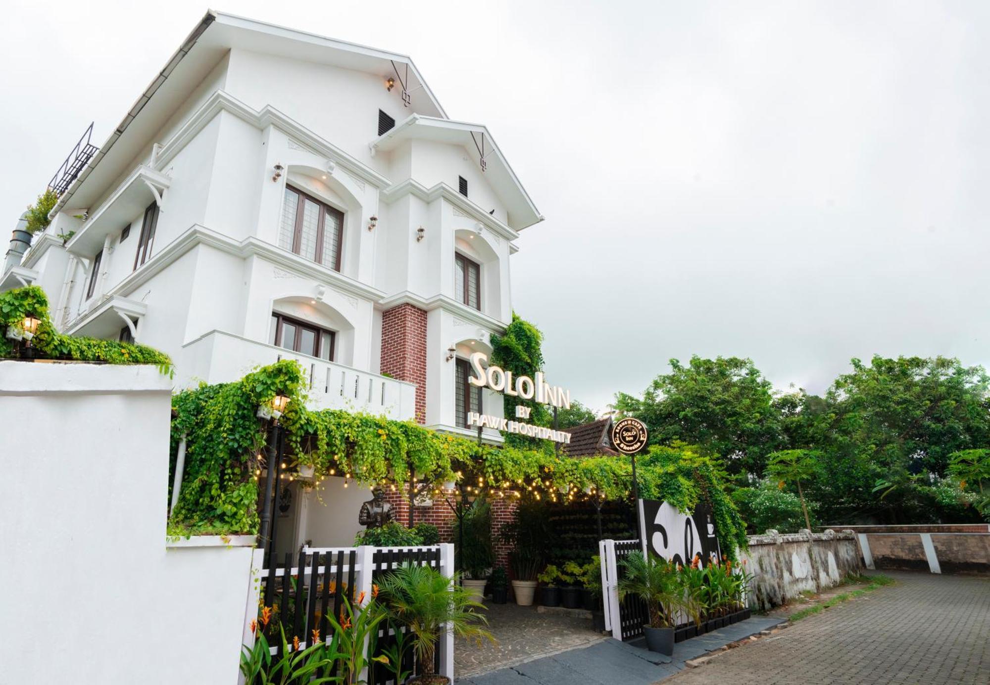 Solo Inn By Hawk Hospitality Kochi Extérieur photo