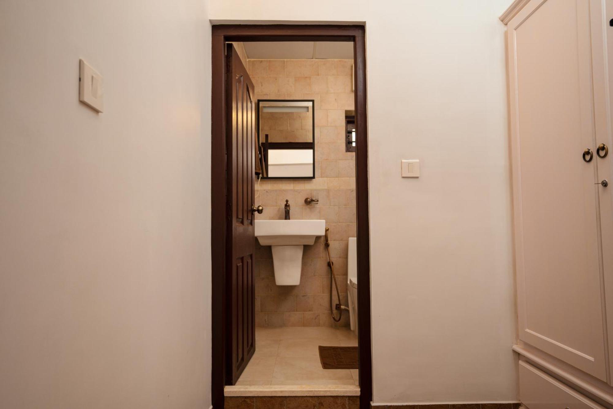 Solo Inn By Hawk Hospitality Kochi Extérieur photo
